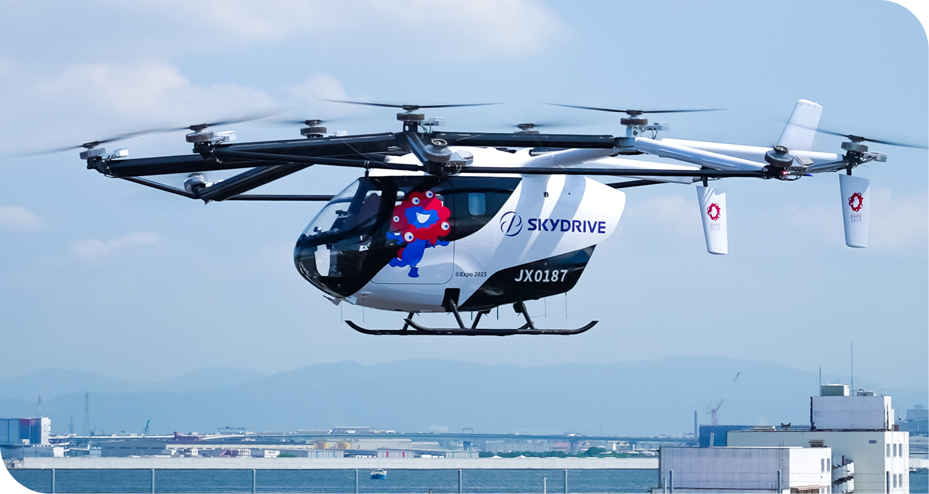 空飛ぶクルマが街を飛行する様子
